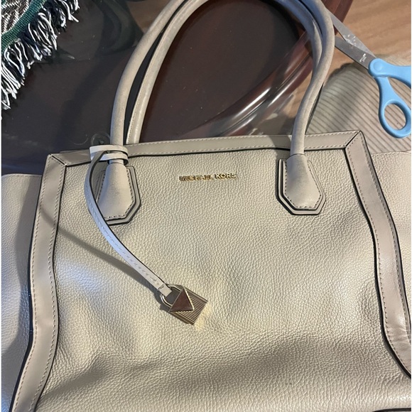 Michael Kors medium purse - Picture 1 of 4
